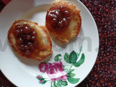 Sūrio blynai su mėgstamu uogiene pagrindine nuotrauka