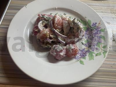 Salotas su stracciatella sūriu pagrindine nuotrauka