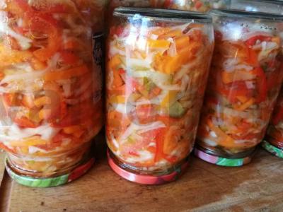 Daržovių salotas „Rudens“ stiklainiuose žiemai pagrindine nuotrauka