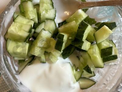 Salotas „Šviežia žolė“ su agurku, sūriu ir žolelėmis Žingsnis 1