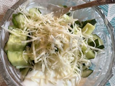 Salotas „Šviežia žolė“ su agurku, sūriu ir žolelėmis Žingsnis 2