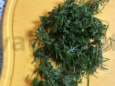 Salotas „Šviežia žolė“ su agurku, sūriu ir žolelėmis Žingsnis 3