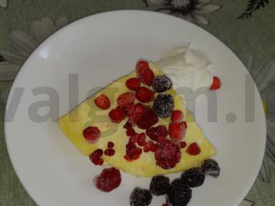 Varškės apkepas su šaldytomis uogomis pagrindine nuotrauka