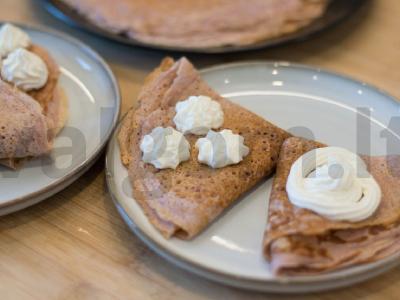 Braškės blynai su grietinėle pagrindine nuotrauka
