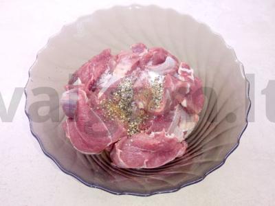 Sultinga jautiena su grybais grietinėlės padaže Žingsnis 1