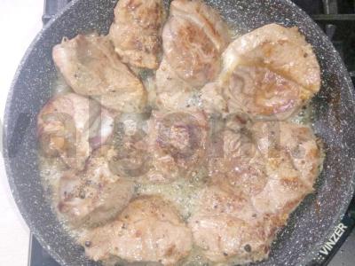 Sultinga jautiena su grybais grietinėlės padaže Žingsnis 3