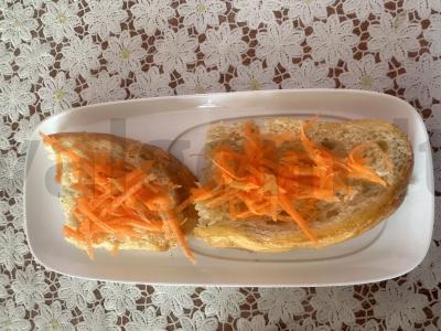 Sumuštiniai su krabų lazdelėmis ir morkomis „Valtys“ Žingsnis 3