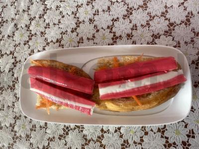 Sumuštiniai su krabų lazdelėmis ir morkomis „Valtys“ Žingsnis 4