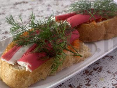 Sumuštiniai su krabų lazdelėmis ir morkomis „Valtys“ pagrindine nuotrauka