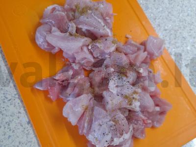 Kailinis triušis, troškintas grietinėje Žingsnis 1