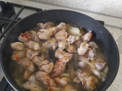 Kailinis triušis, troškintas grietinėje Žingsnis 7