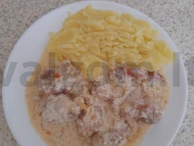 Kailinis triušis, troškintas grietinėje pagrindine nuotrauka