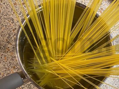 Spagečiai su medžioklinėmis dešrelėmis Žingsnis 1