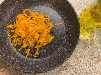 Spagečiai su medžioklinėmis dešrelėmis Žingsnis 3