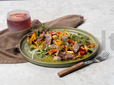 Daržovių troškinys su virta jautiena pagrindine nuotrauka