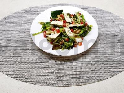 Aštrus salotas su rukola, granatais ir sūriu pagrindine nuotrauka