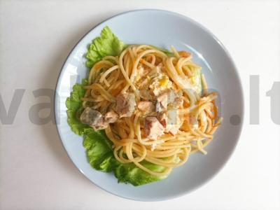 Spagečiai grietinėlės padaže su lašiša ir rukola pagrindine nuotrauka