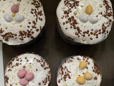 Velykinis pyragas ant ruginių miltų pagrindine nuotrauka