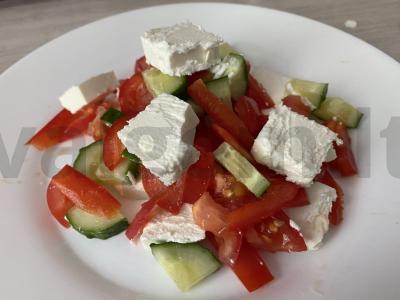 Graikiškas salotas iš keturių ingredientų pagrindine nuotrauka