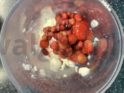 Varškės desertas su braškėmis ir mėlynėmis Žingsnis 2