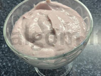 Varškės desertas su braškėmis ir mėlynėmis pagrindine nuotrauka