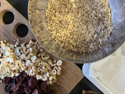 Granola su džiovintomis vyšniomis, riešutais ir kartoku šokoladu Žingsnis 1