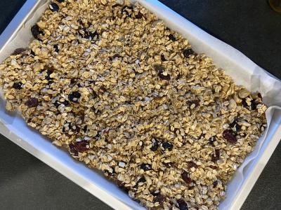 Granola su džiovintomis vyšniomis, riešutais ir kartoku šokoladu Žingsnis 2