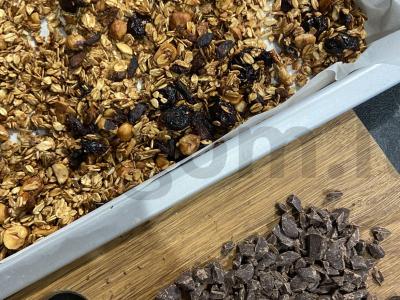 Granola su džiovintomis vyšniomis, riešutais ir kartoku šokoladu Žingsnis 3