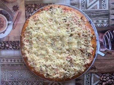 Pica „Dūševnaja“ su vištiena, dešra ir sūriu pagrindine nuotrauka