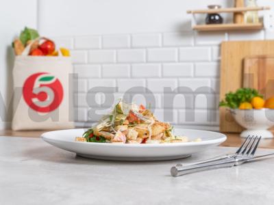 Klasikinis „Cezaris“ su Pekino kopūstu ir vištiena pagrindine nuotrauka