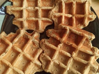 Varškės vafliai su avinžirnių ir linų sėmenų miltais pagrindine nuotrauka