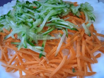 Funchos salotos su grybais, morkomis ir krevetėmis Žingsnis 1