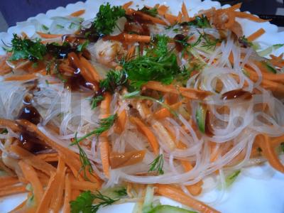 Funchos salotos su grybais, morkomis ir krevetėmis pagrindine nuotrauka