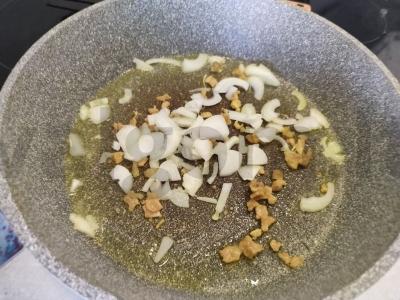 Kepta bulvė su voveraitėmis ir svogūnais Žingsnis 1