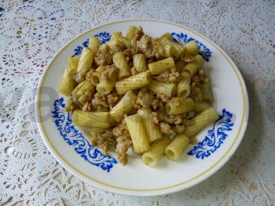 Makaronai su troškintu faršu ir sojų padažu pagrindine nuotrauka