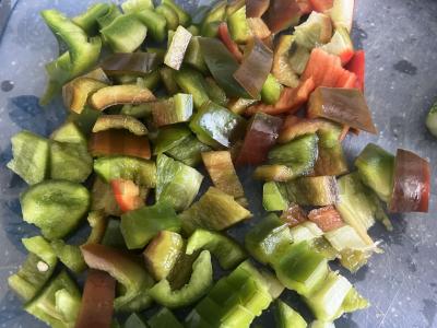 Graikiškas salotas su paprikomis, raudonuoju svogūnu ir petražolėmis Žingsnis 1