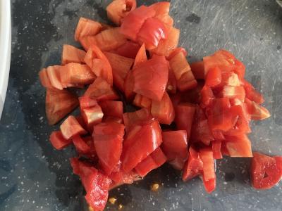 Graikiškas salotas su paprikomis, raudonuoju svogūnu ir petražolėmis Žingsnis 2