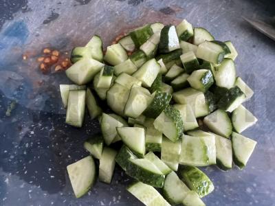 Graikiškas salotas su paprikomis, raudonuoju svogūnu ir petražolėmis Žingsnis 3