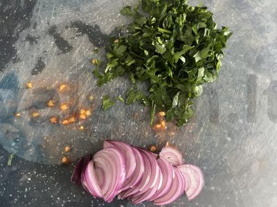 Graikiškas salotas su paprikomis, raudonuoju svogūnu ir petražolėmis Žingsnis 4