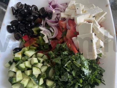 Graikiškas salotas su paprikomis, raudonuoju svogūnu ir petražolėmis Žingsnis 6