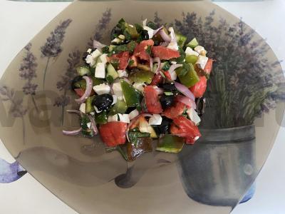 Graikiškas salotas su paprikomis, raudonuoju svogūnu ir petražolėmis pagrindine nuotrauka