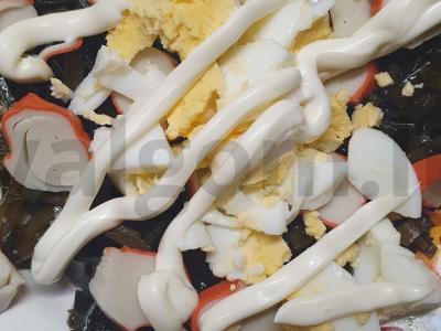 Salotas „Jūros lagūna“ su laminaria ir krabų lazdelėmis Žingsnis 2