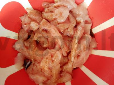 Salotas su funčozė „Stiklinė su vištiena“ Žingsnis 1