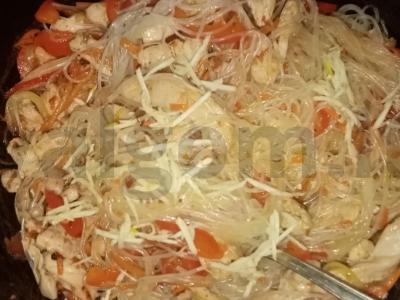 Salotas su funčozė „Stiklinė su vištiena“ Žingsnis 5