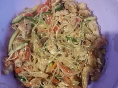 Salotas su funčozė „Stiklinė su vištiena“ pagrindine nuotrauka