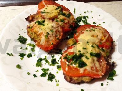 Jautienos kepsniai, kepti su sūriu ir pomidorais pagrindine nuotrauka