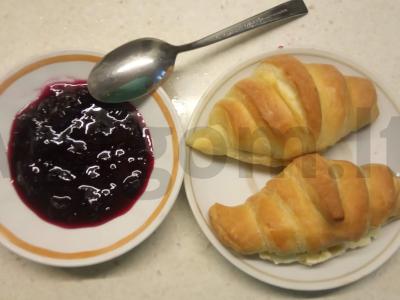 Kruasanai pusryčiams pagrindine nuotrauka