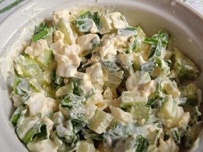 Salotas su jaunu česnaku pagrindine nuotrauka