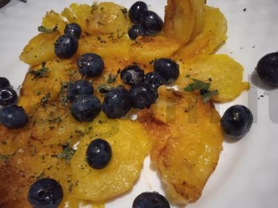 Bananai tešloje su mėlynėmis pagrindine nuotrauka