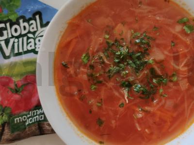 Borščas su pomidorų pasta pietums pagrindine nuotrauka